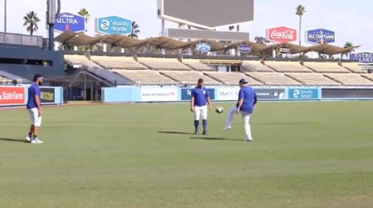 Julio Urías usa el Dodger Stadium para 'relajarse' jugando futbol