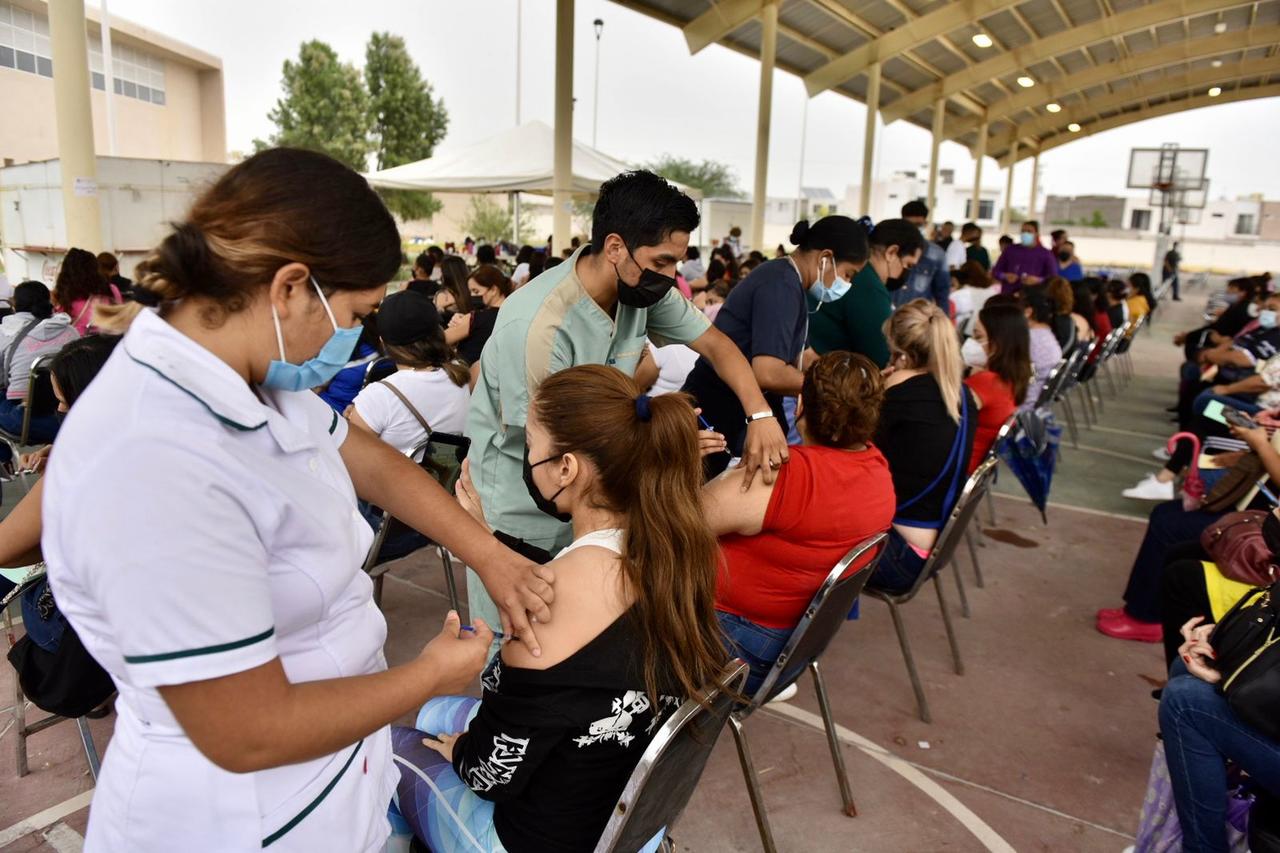 Pese a lluvia, personas de 30 a 39 años de Torreón salen a vacunarse contra el COVID-19