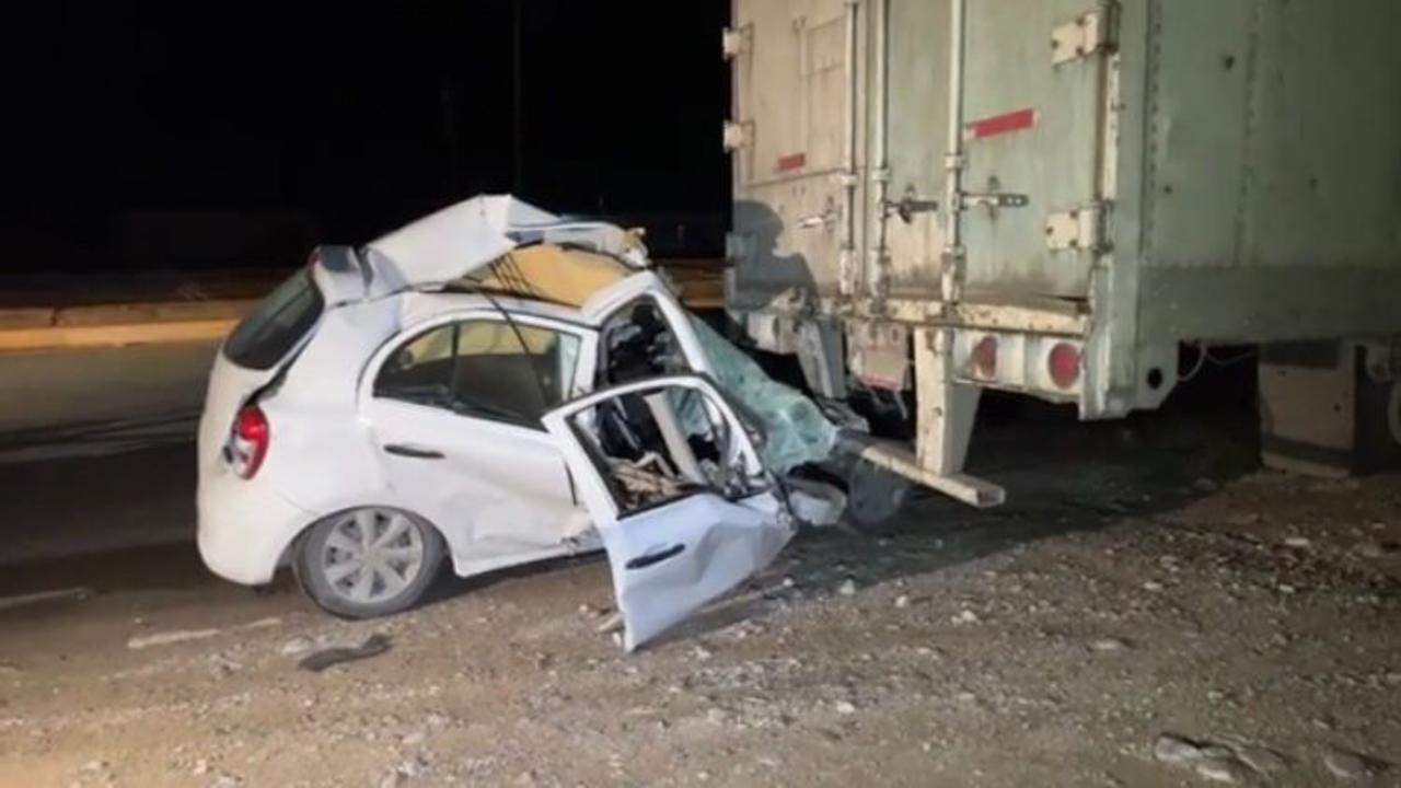 Conductor resulta ileso tras impactar su auto contra tráiler en carretera Saltillo-Zacatecas