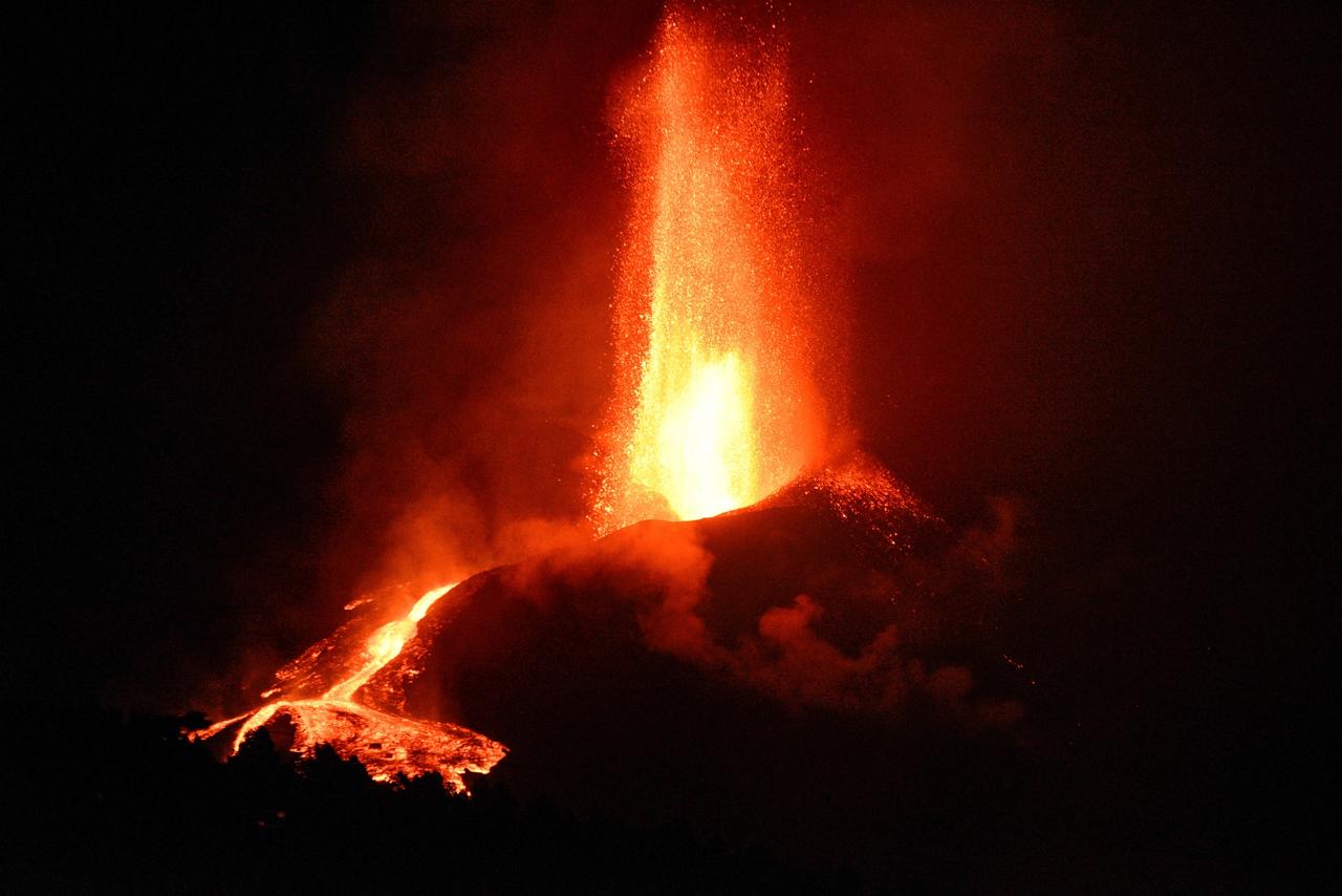 Volcán de La Palma arroja tsunami de lava