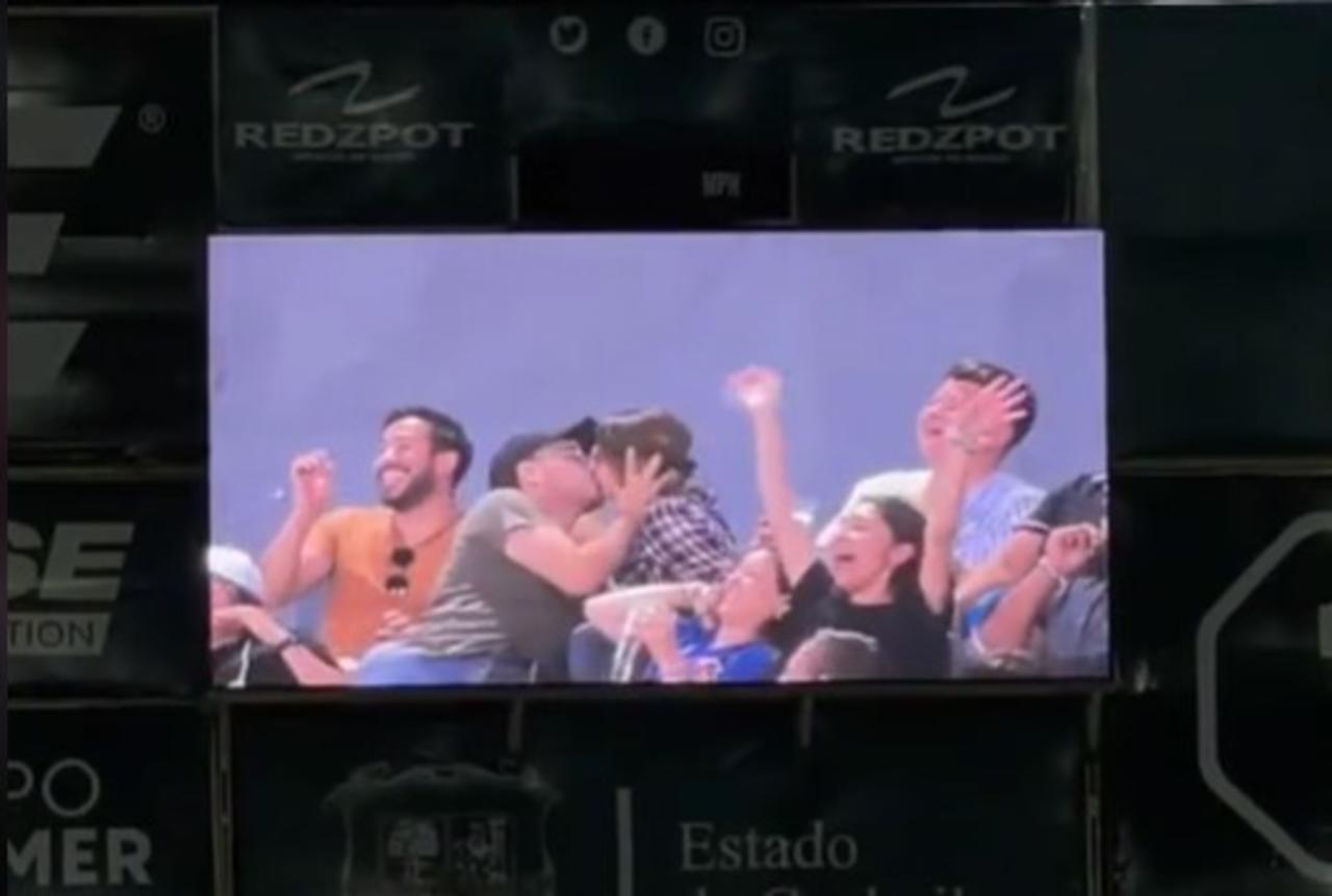 Lagunero divierte a multitud en el Revolución con 'beso de cuatro'