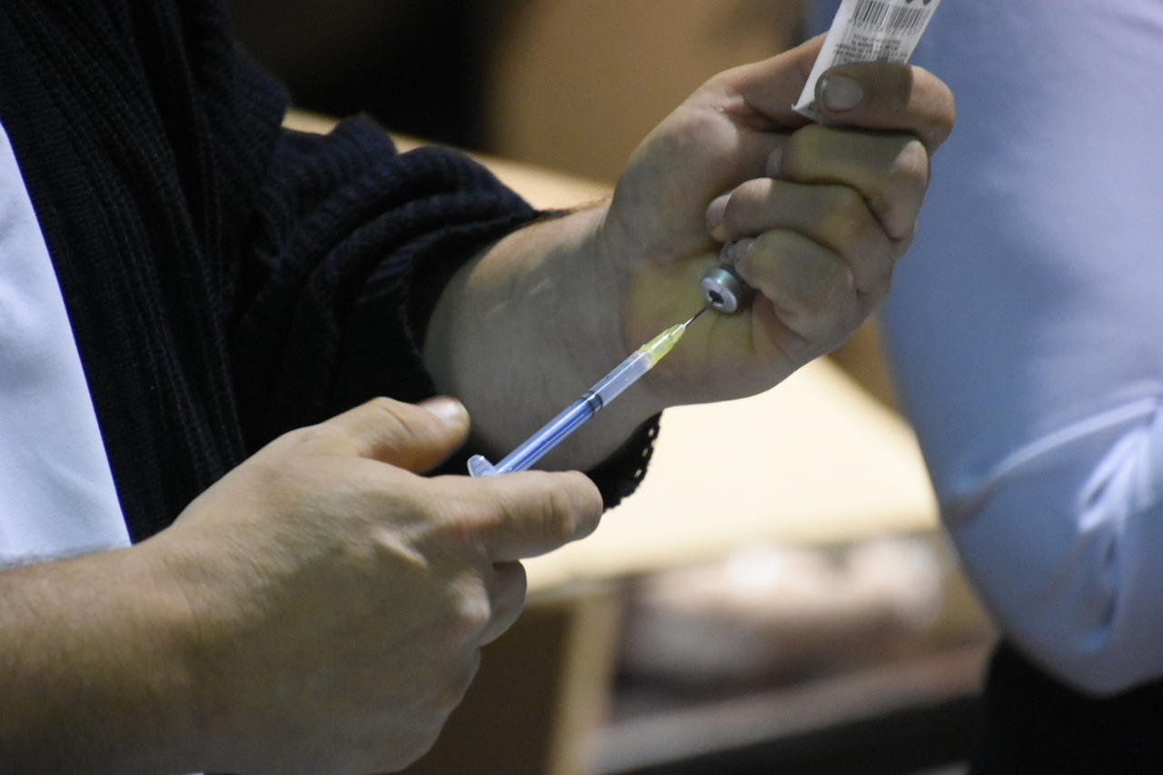 Aplican segundas dosis de vacuna contra el COVID a jóvenes en Saltillo