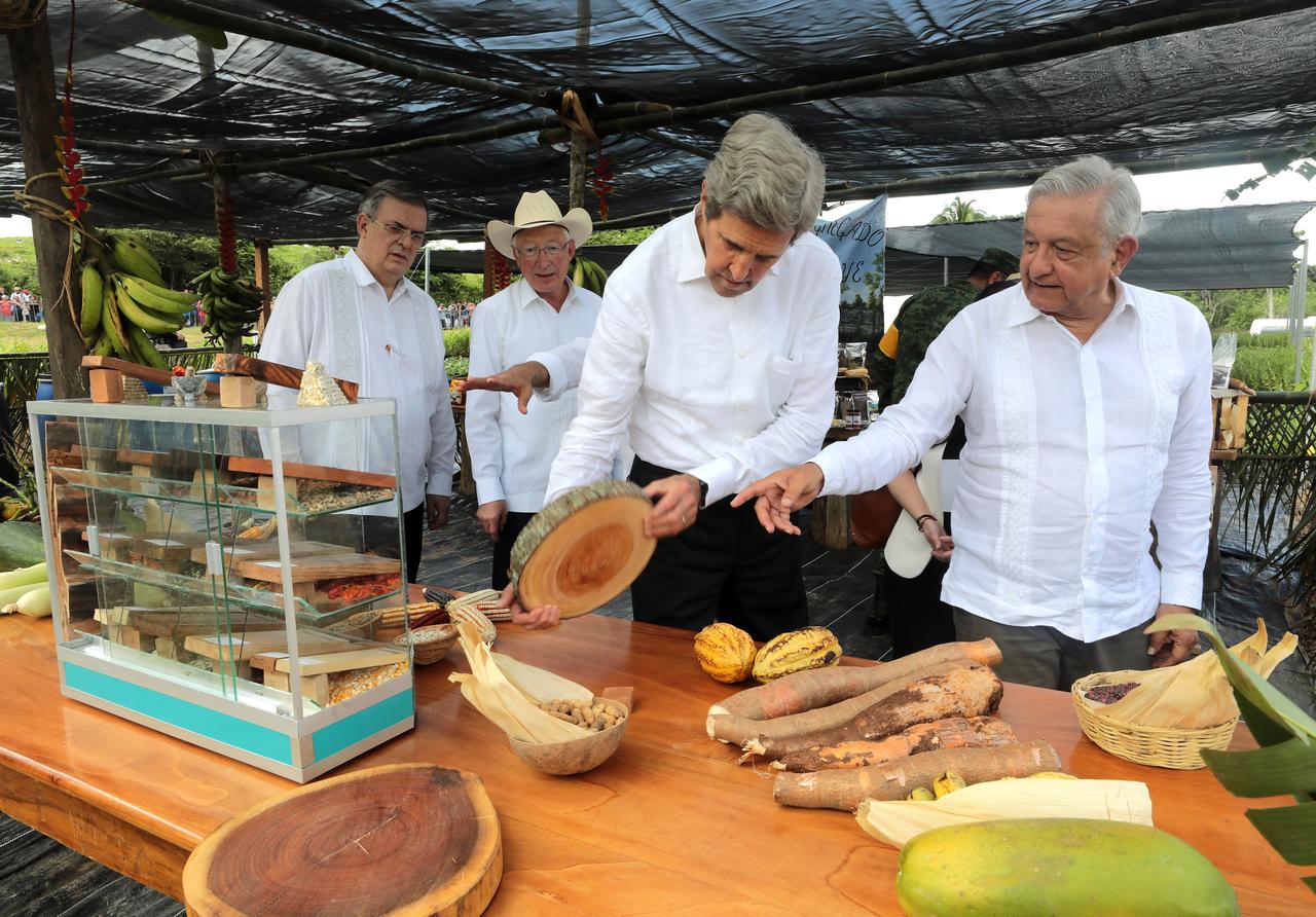 John Kerry, enviado climático de EU, elogia programa 'Sembrando Vida' en Chiapas