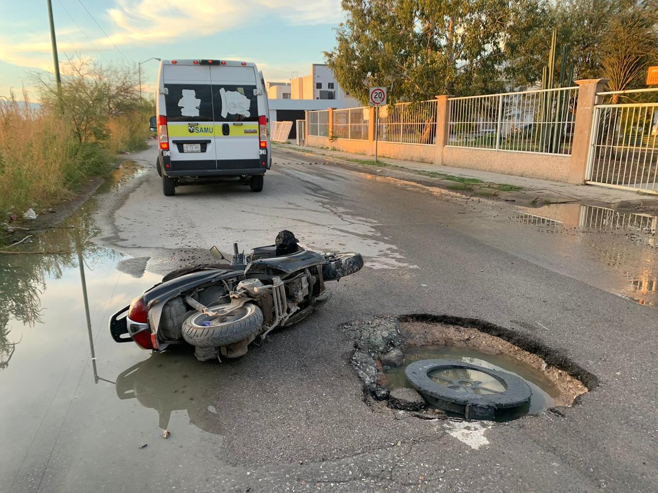 Motociclista lesionado en Torreón tras caer en bache