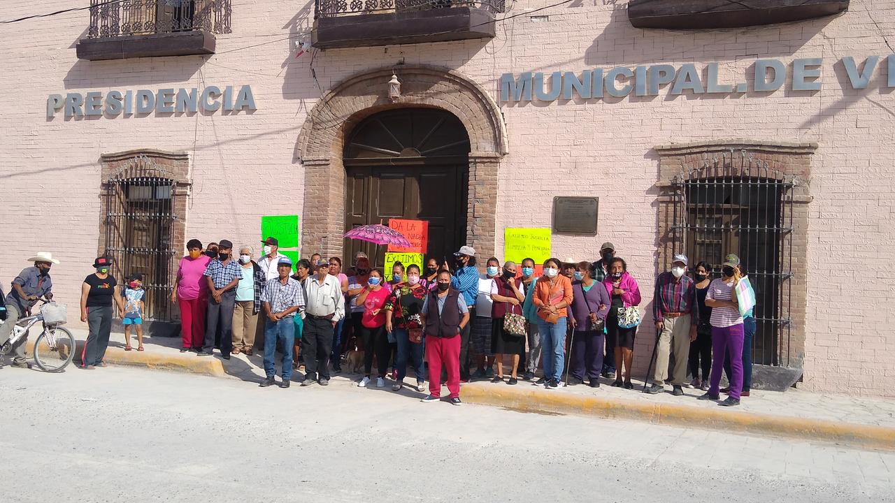 Trabajadores de la presidencia de Viesca mantienen plantón por despido injustificado