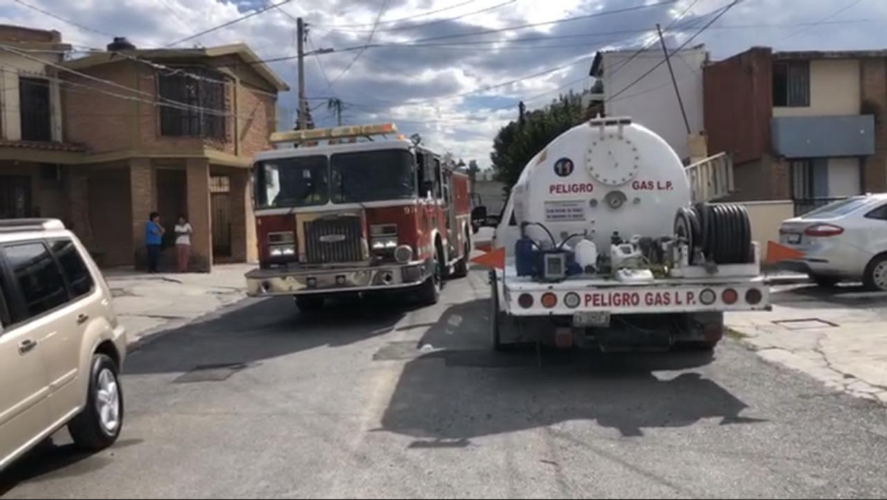 Personal de gasera sufre flamazo al cargar tanque estacionario en Saltillo