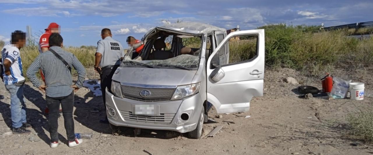 Comerciantes de Guanajuato vuelcan en la Saltillo-Torreón; hay un lesionado