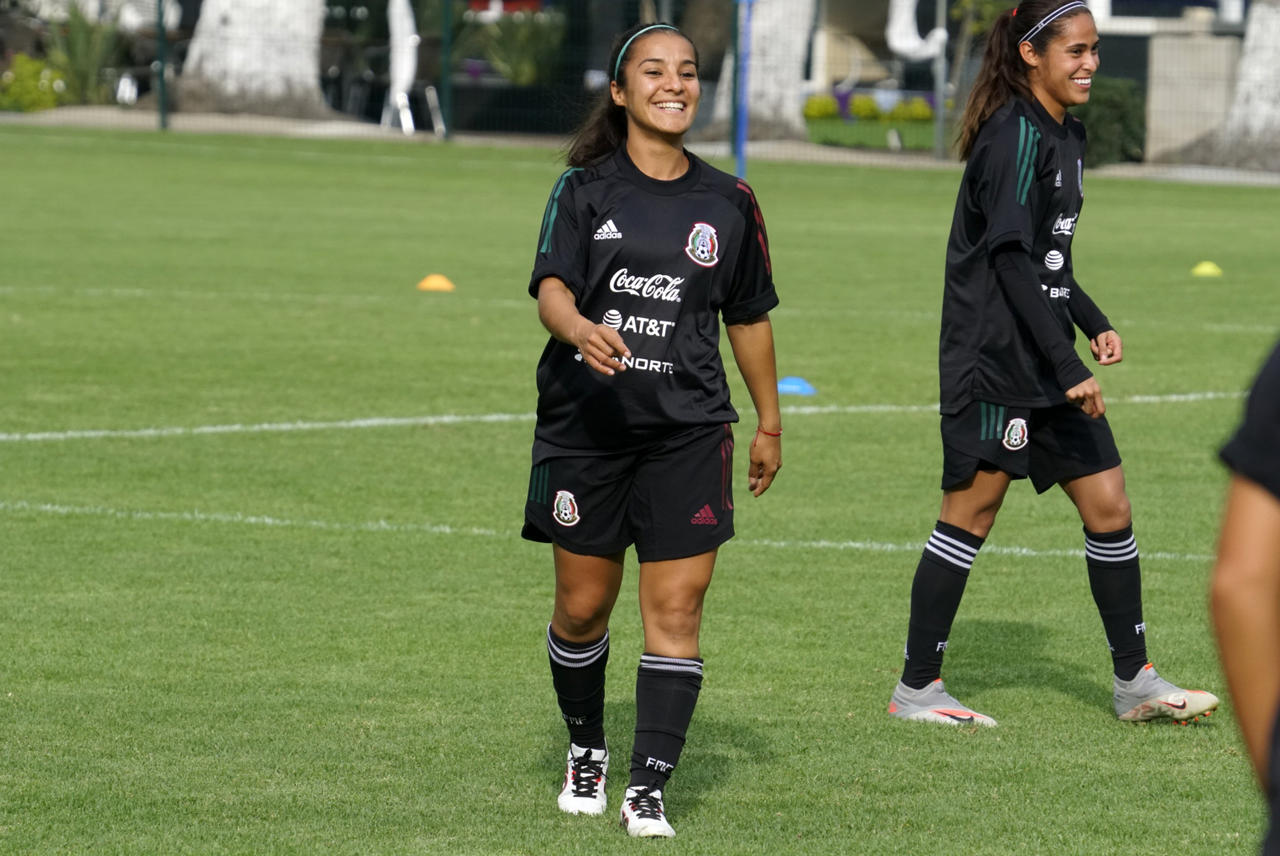 La santista Cinthya Peraza entrena con el Tricolor Femenil frente al partido contra Argentina