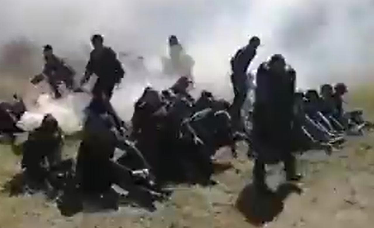'No se salga ¡Aguante!'; rocían a policías de Tlaxcala con gas lacrimógeno como parte de su 'entrenamiento'