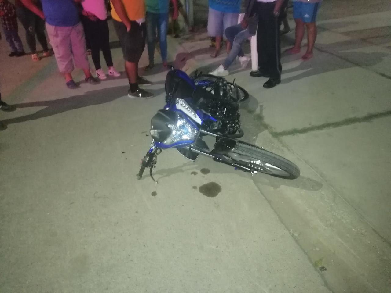 Taxista le corta la circulación a motociclista y sale proyectado en Torreón