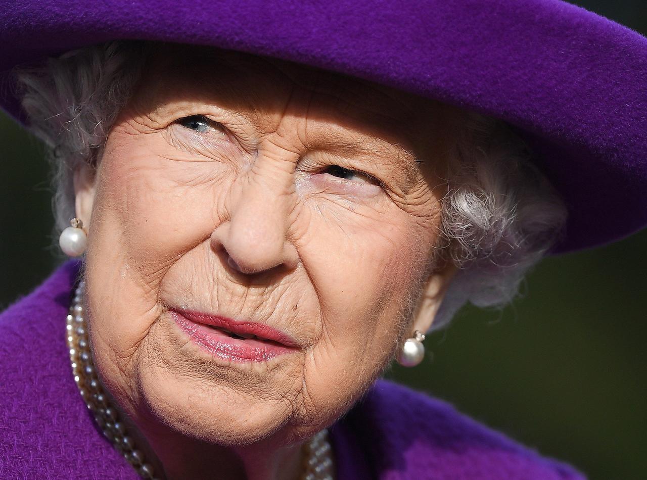 Reina Isabel II se realiza exámenes médicos