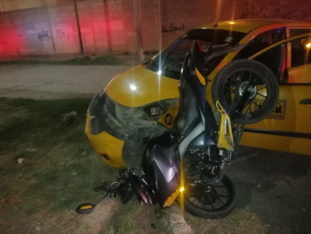Taxista le corta la circulación a motocicleta en Torreón y 'avienta' a sus dos ocupantes