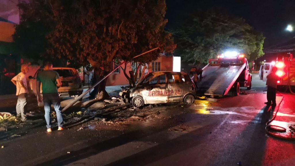 Automóvil choca varias veces en Torreón, vuelca y se incendia