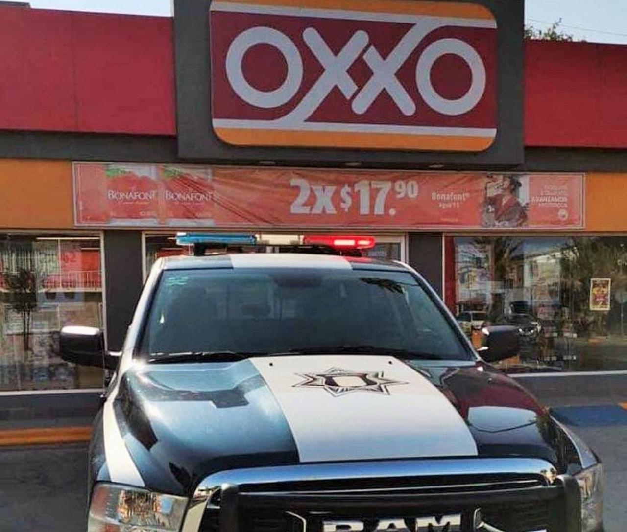 Sujeto con arma blanca asalta tienda de conveniencia en la zona Centro de Torreón
