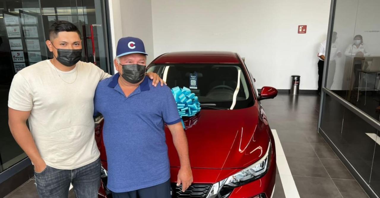 Pitcher mexicano de los Chicago Cubs se hace viral tras regalarle un automóvil a su padre