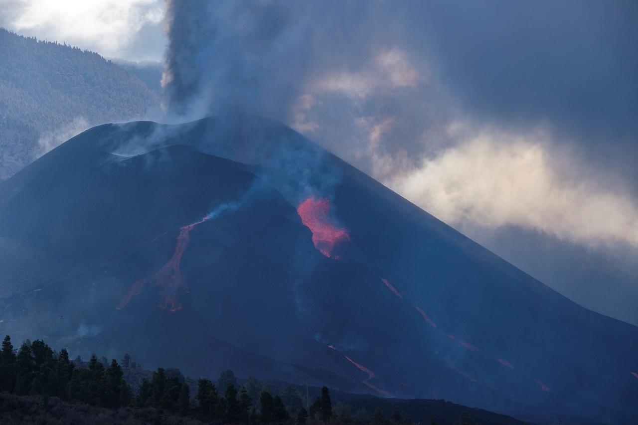 El volcán de La Palma, en máxima actividad; hay más lava, energía y sismicidad