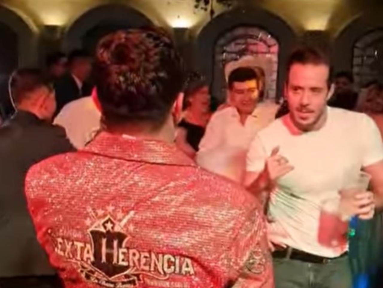 José Madero se 'cuela' en boda en Torreón y disfruta de la cumbia