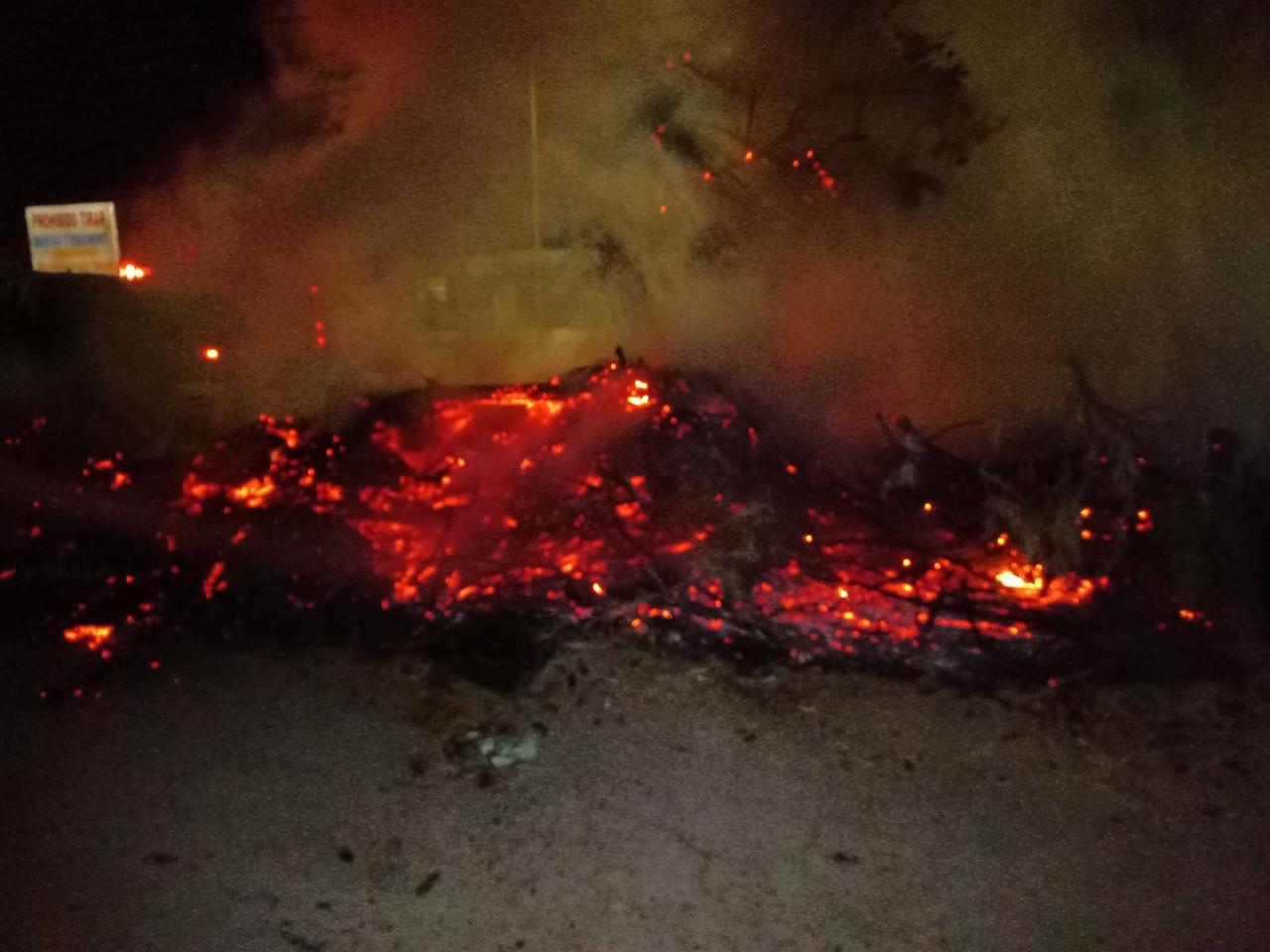 Contenedores de basura incendiados en la colonia Hogares Ferrocarrileros de Torreón