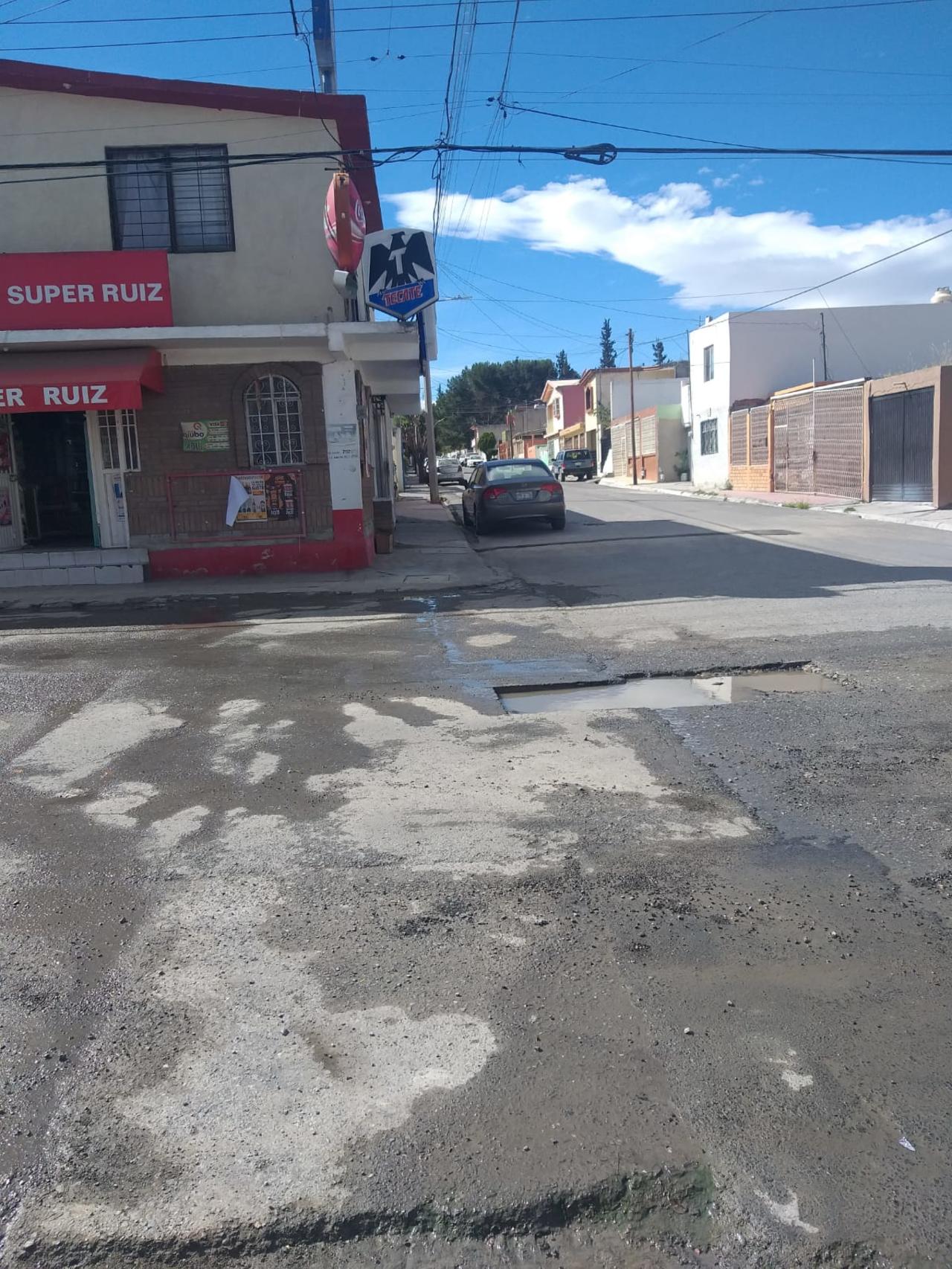 Ciudadanos reportan fuga de agua por 15 días en Saltillo