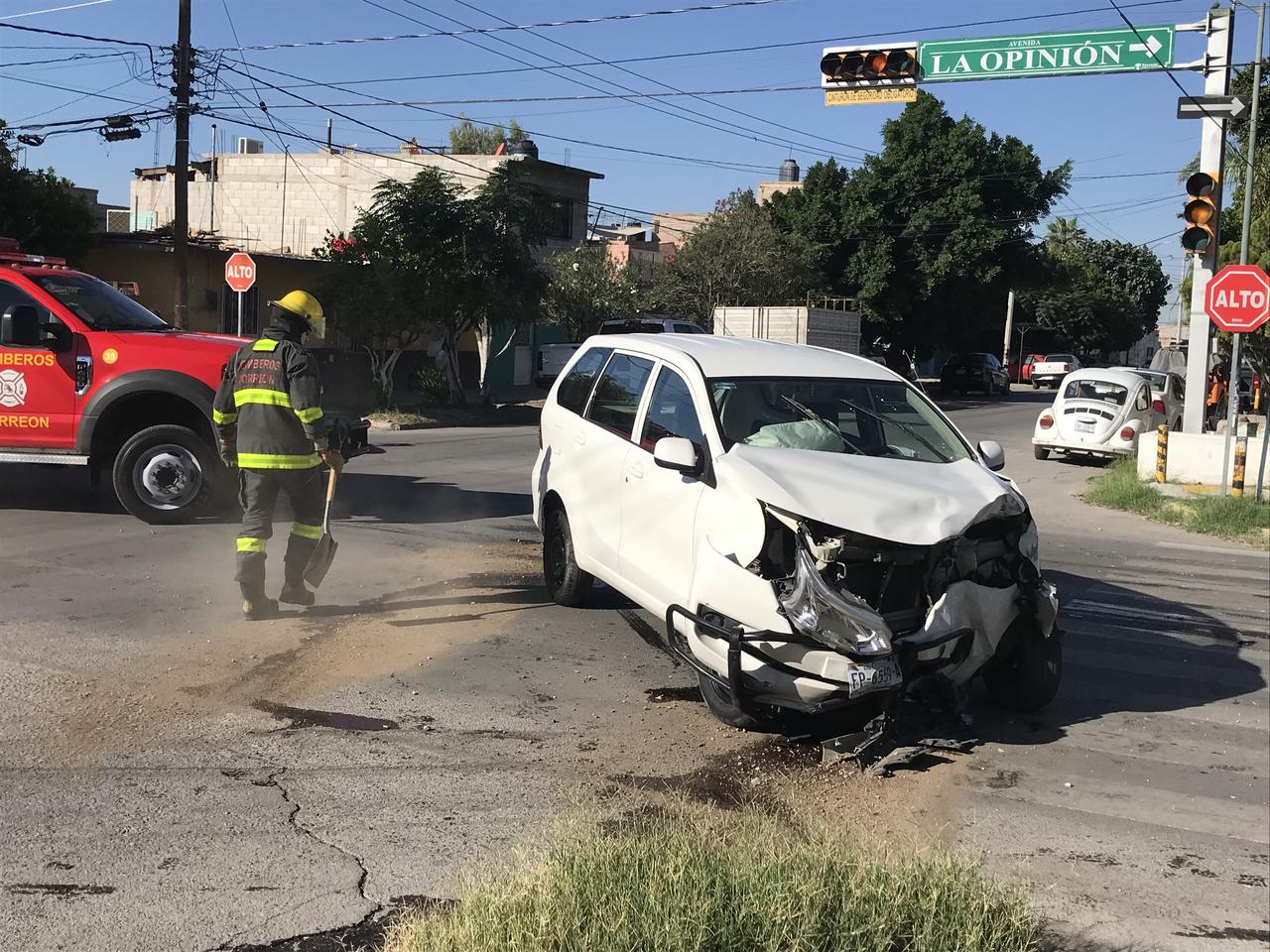 Conductores chocan en Torreón y ambos argumentan luz verde en el semáforo