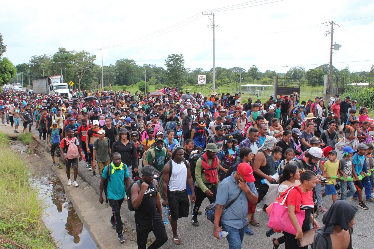 La caravana migrante crece y vuelve a caminar en el sur de México
