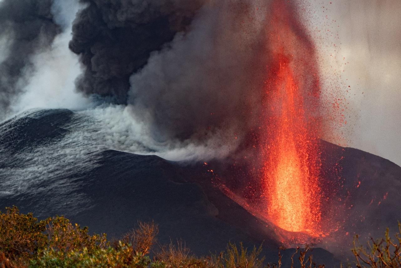 Lava del volcán La Palma continúa fluyendo