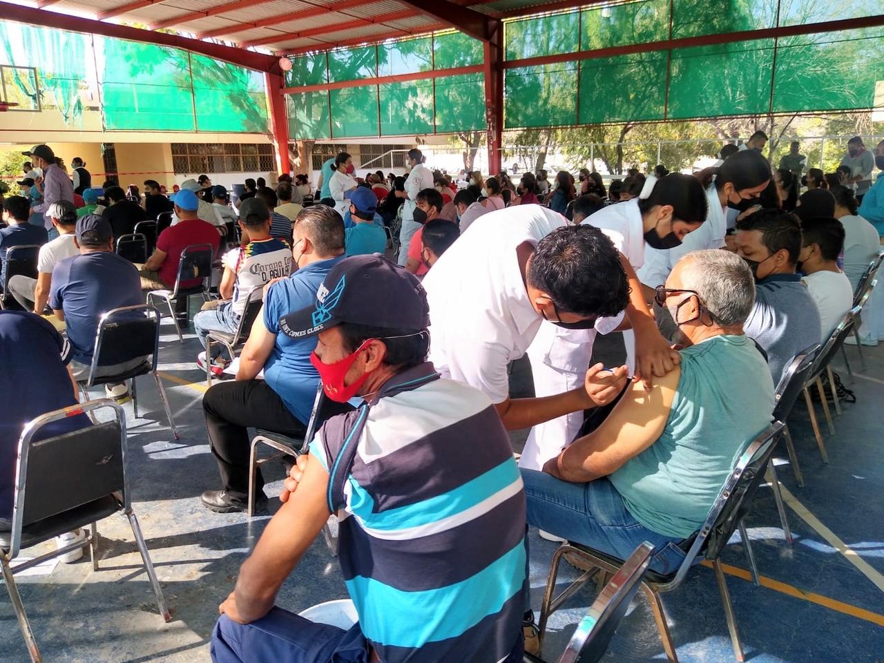 Jóvenes y rezagados abarrotan módulo de vacunación antiCOVID en Torreón