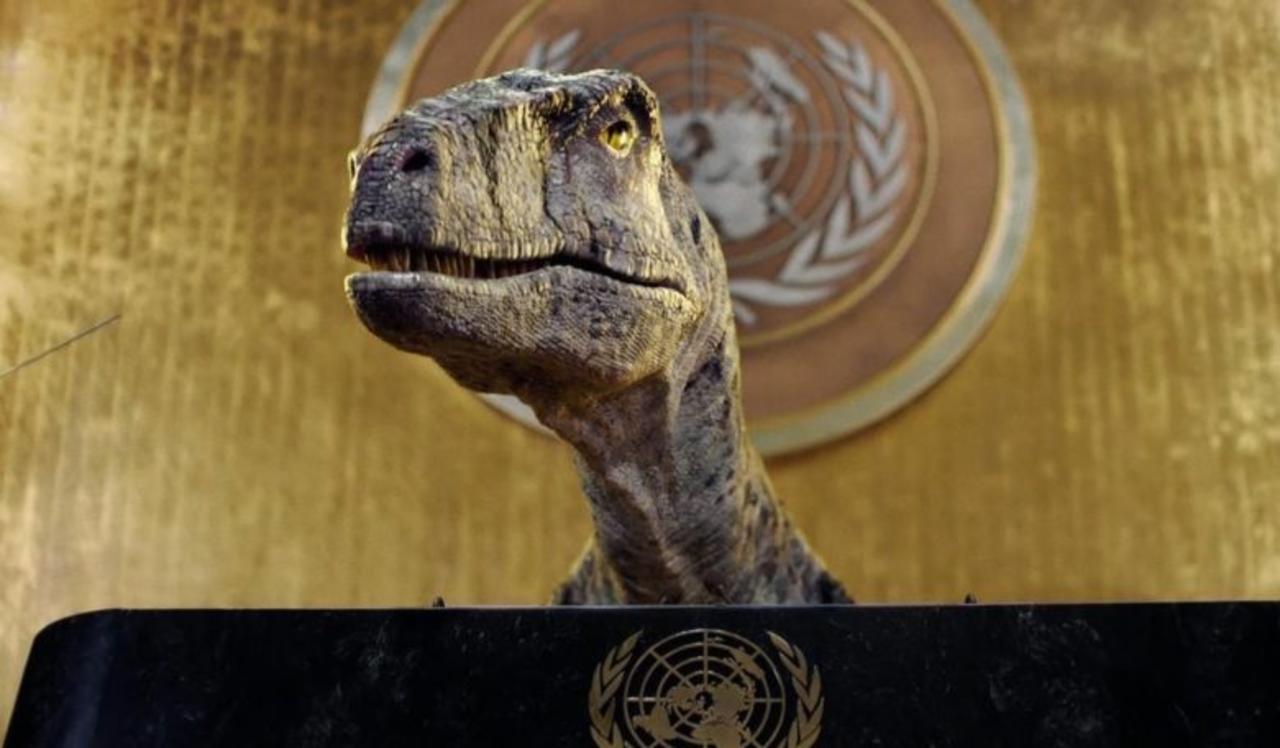 'Dinosaurio' en la ONU exige a los humanos que 'no se extingan'