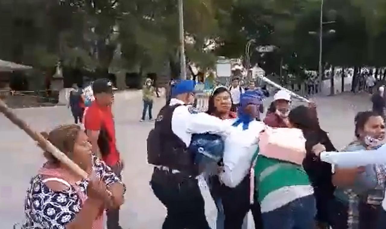 Vendedoras ambulantes golpean a funcionaria pública en la CDMX