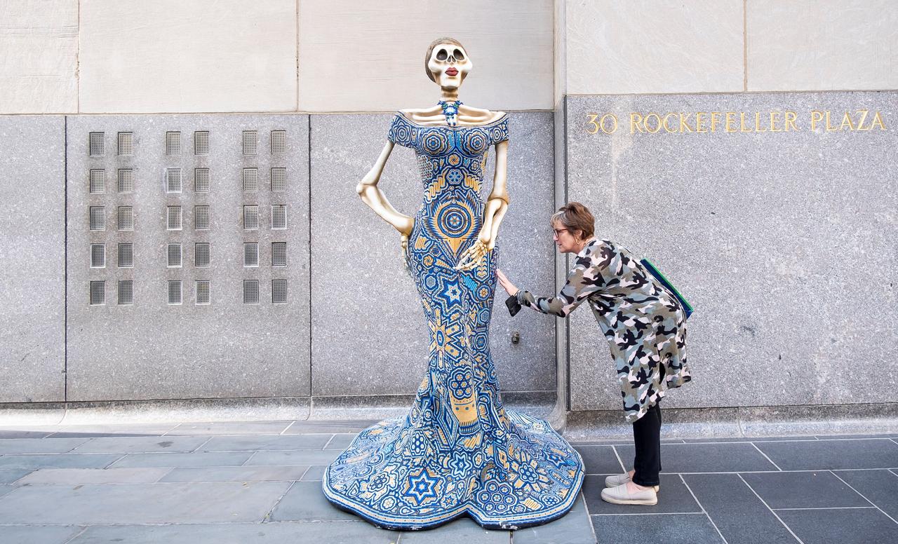 Nueva York pone un altar de muertos mexicano en el Rockefeller Center