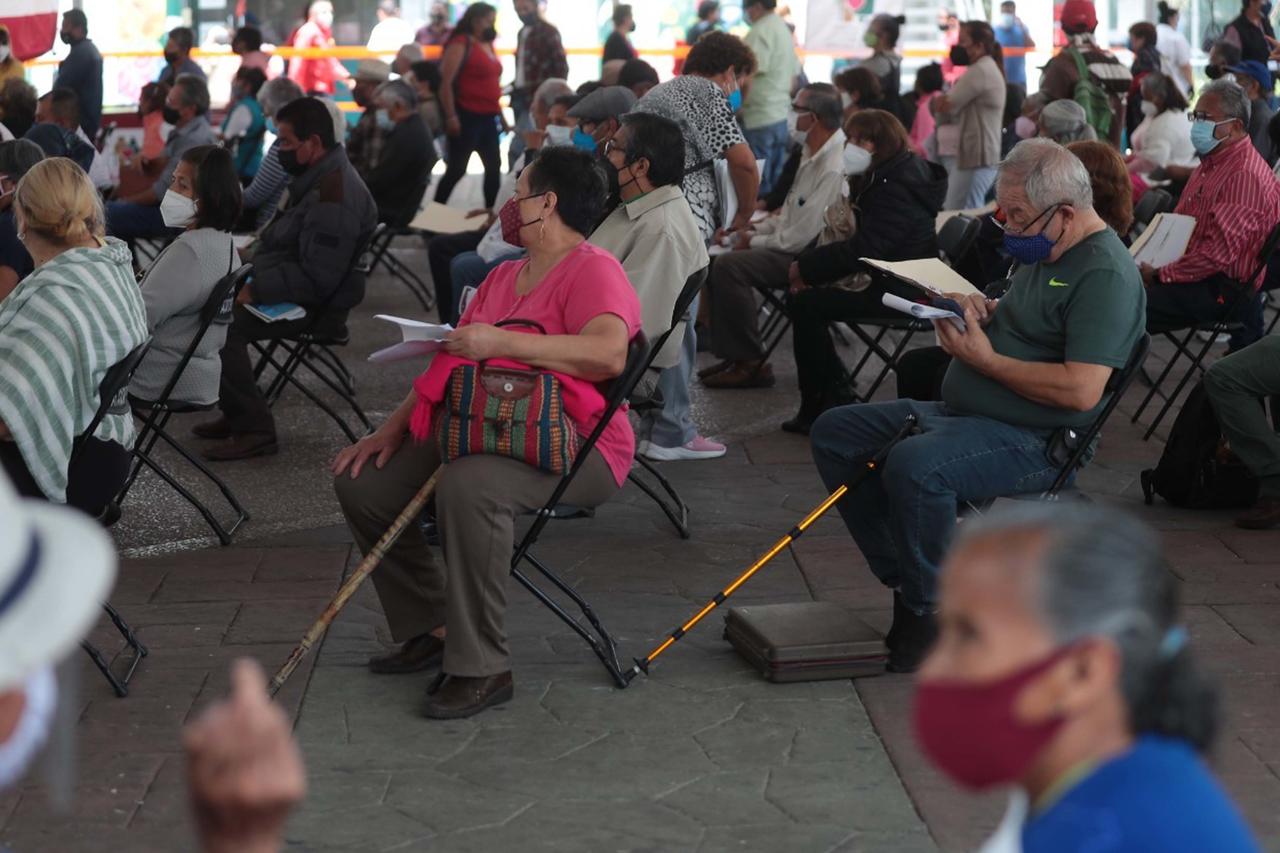 Pensión de adultos mayores en México subirá a 6 mil pesos en dos años