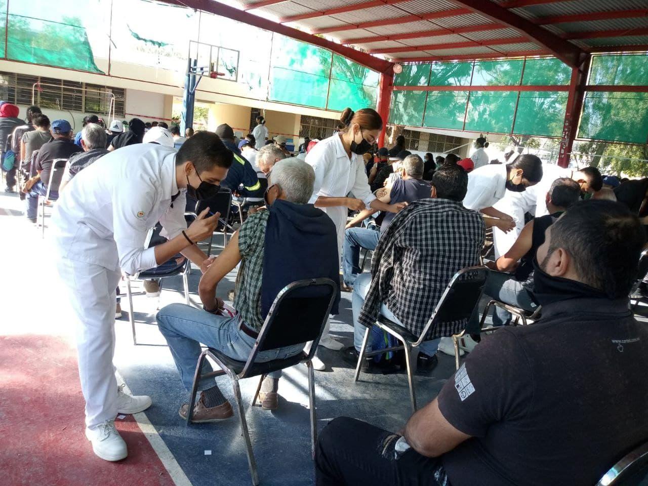 Acuden miles al último día de vacunación antiCOVID para rezagados en Torreón
