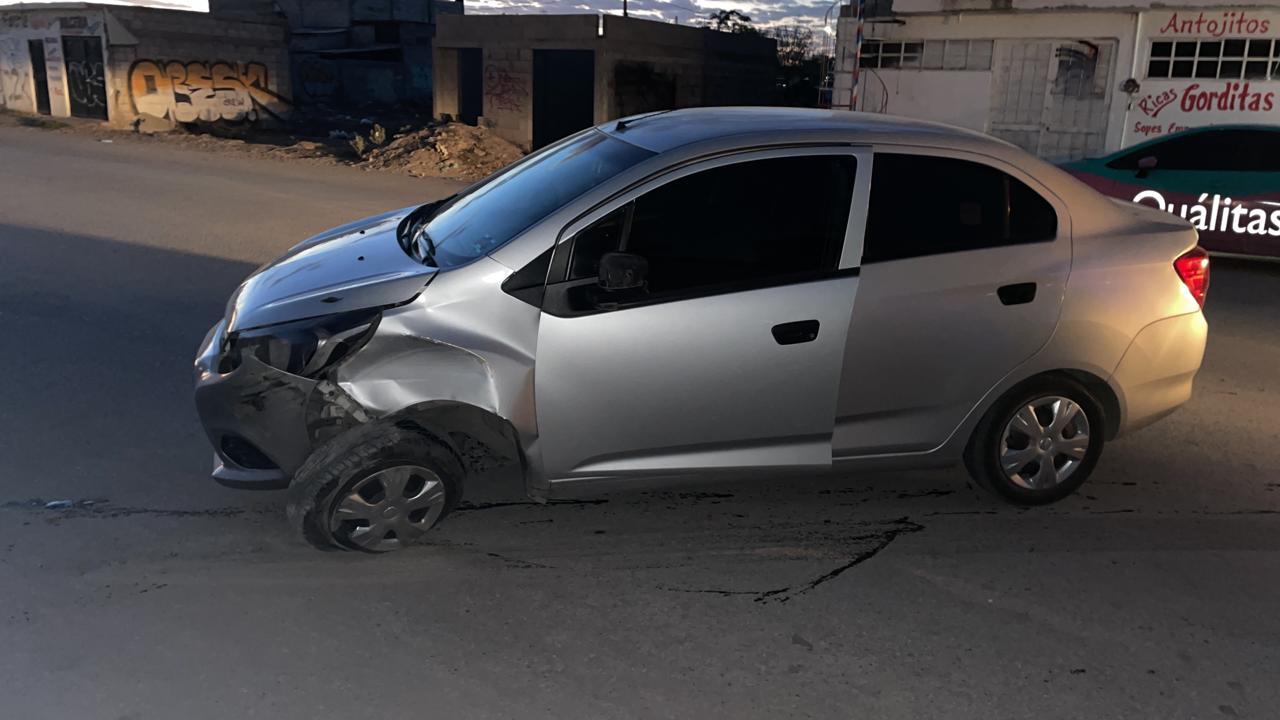 Choque de taxi y auto en Torreón deja daños materiales
