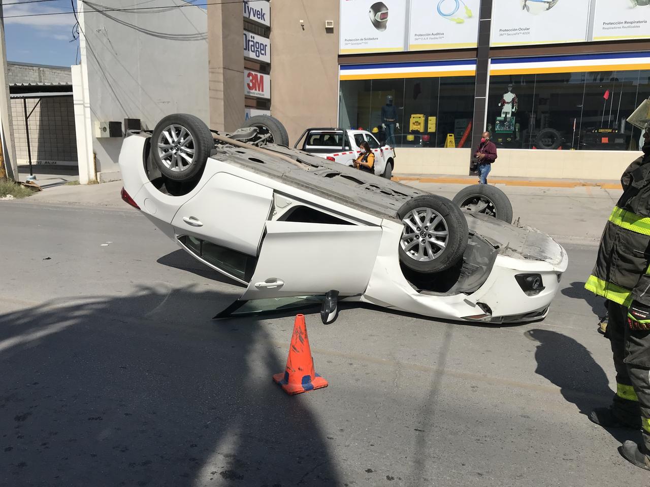 Conductor sufre volcadura en Torreón cuando se dirigía a una urgencia familiar