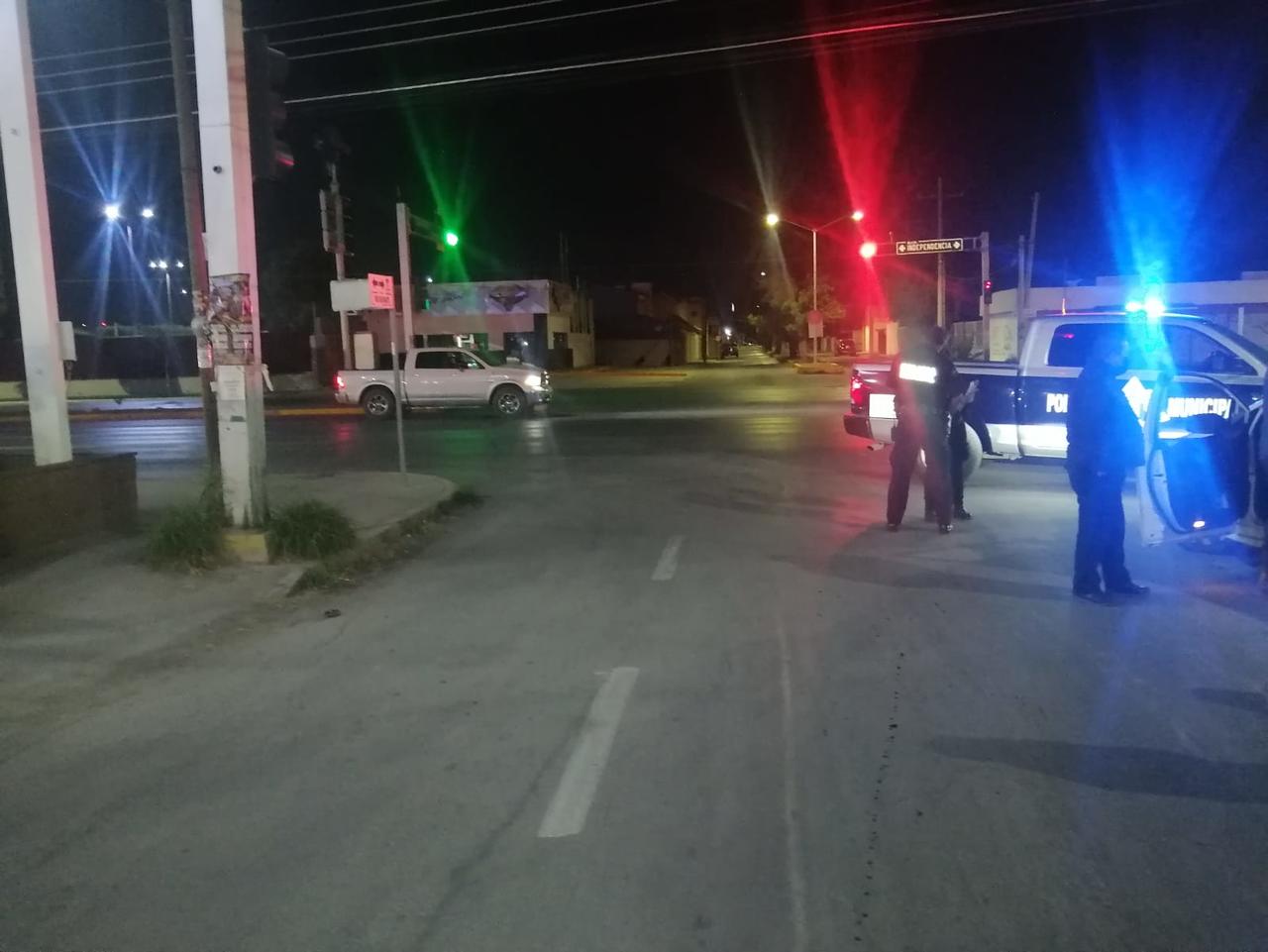 Conductora ebria choca contra motociclista en Torreón y lo deja lesionado