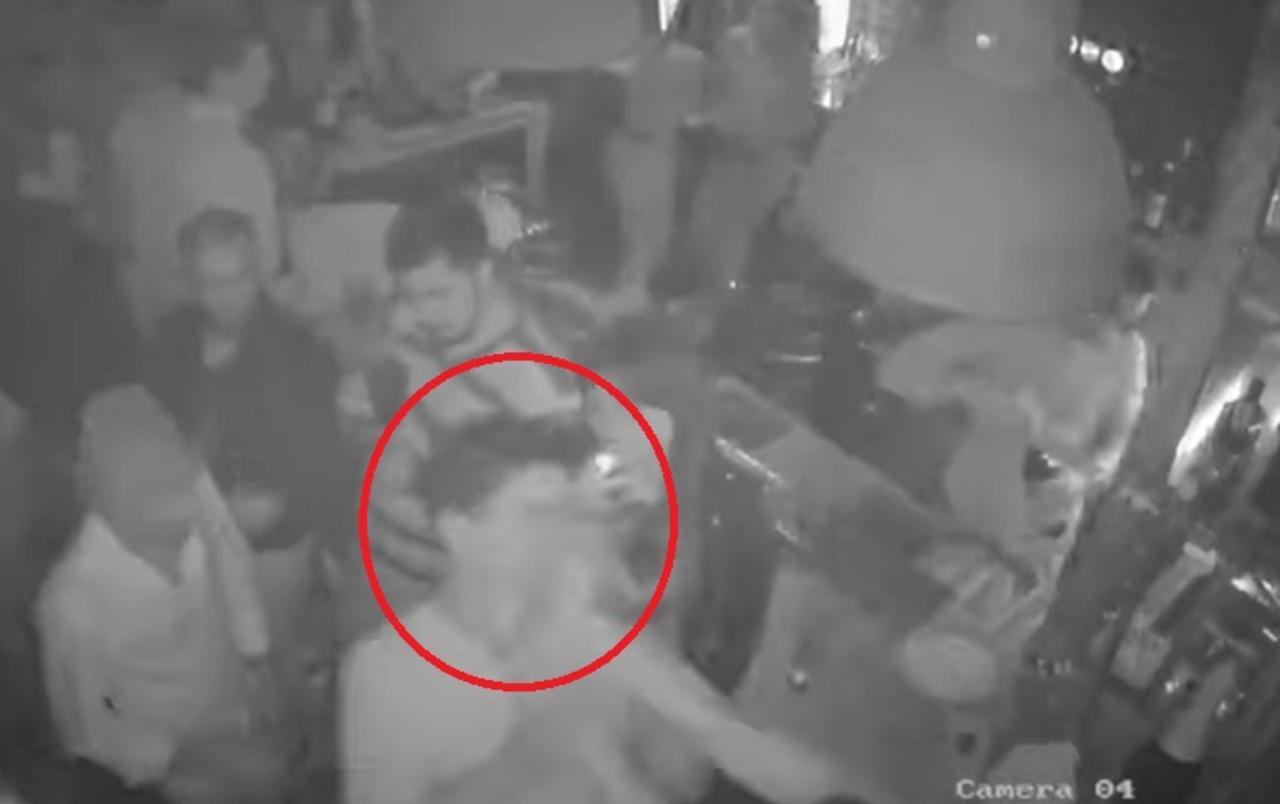 VIDEO: Mujer rompe vaso de vidrio en la cara de su novio por 'celos'