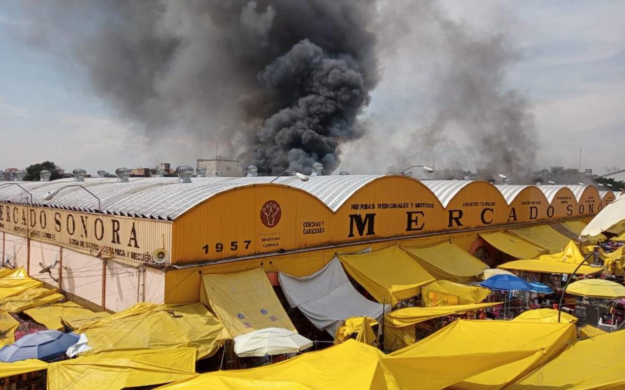 Bomberos controlan incendio en el Mercado de Sonora en CDMX, no hay lesionados