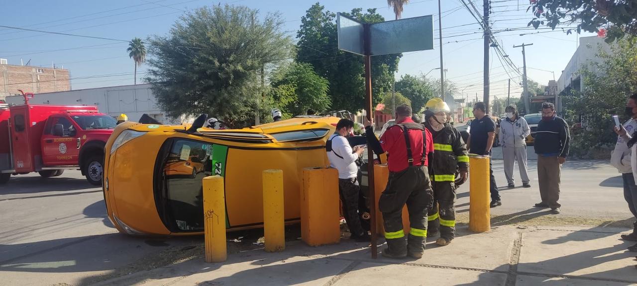 Taxi vuelca tras ser impactado por auto particular en Torreón