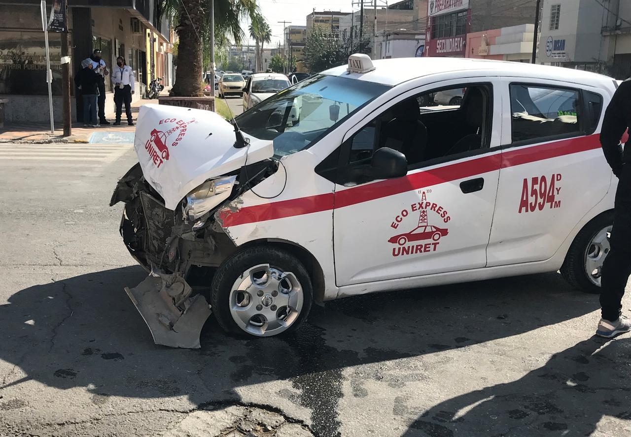 Taxista choca contra vehículo de lujo en la zona Centro de Torreón