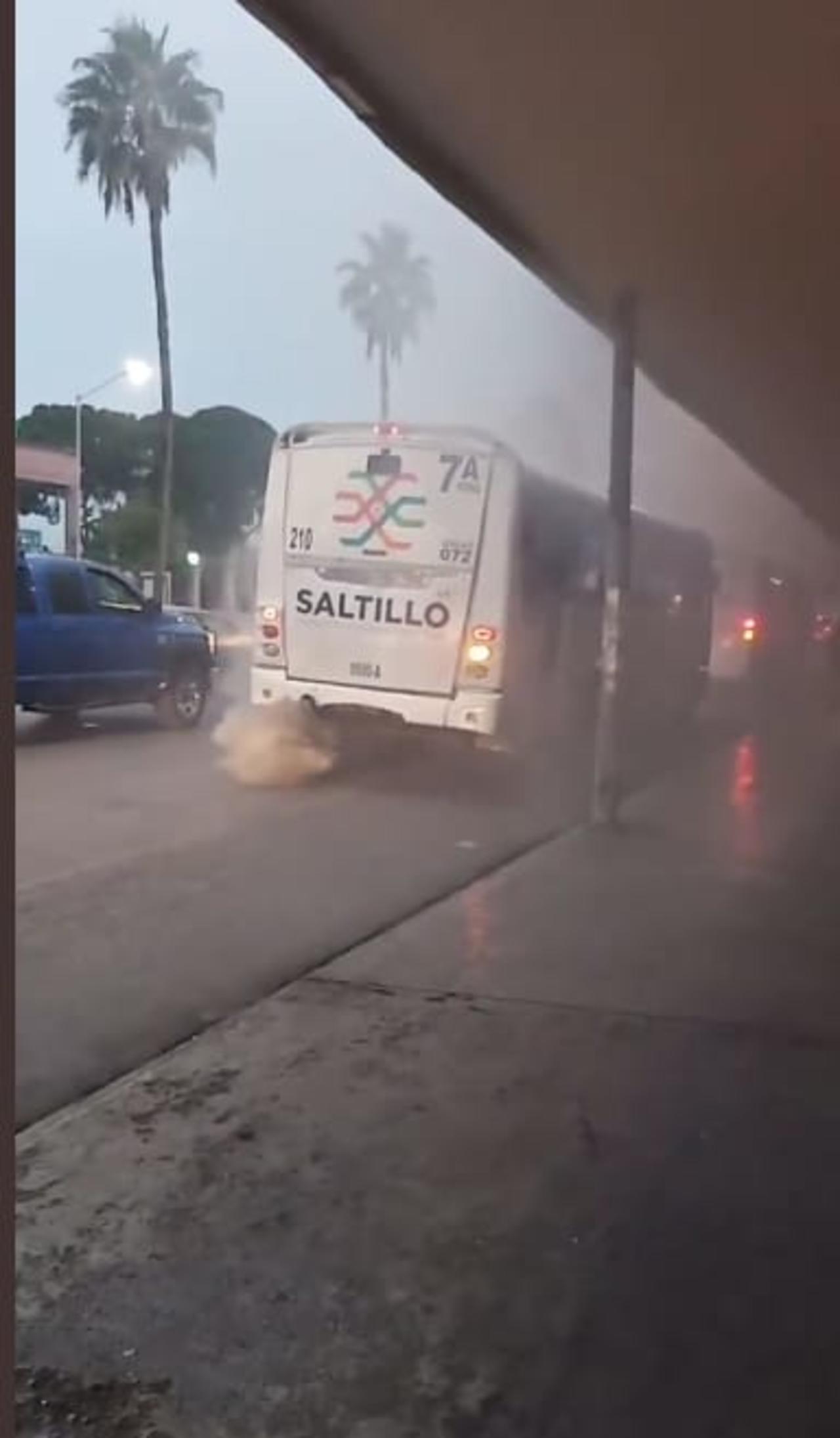 Reportan ciudadanos transporte urbano sin verificación en Saltillo