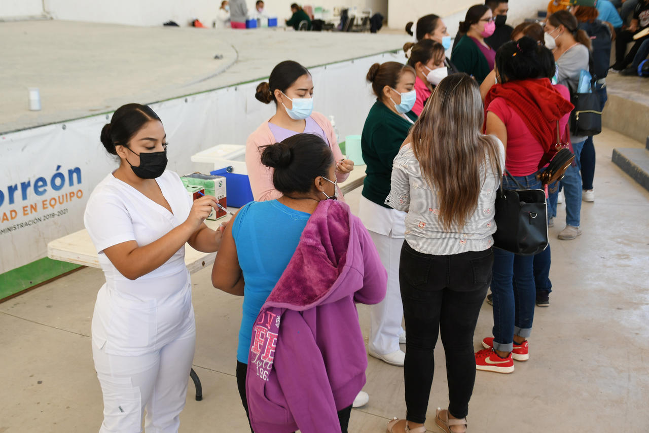 Largas filas para último día de vacunación de rezagados en Torreón