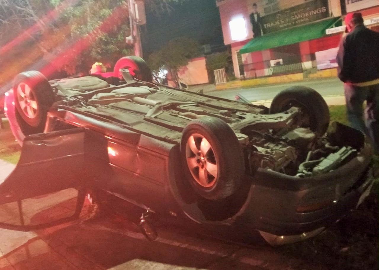 Pareja abandona vehículo tras volcar en Torreón