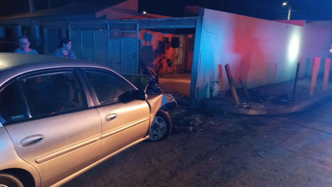 Joven ebrio impacta su vehículo contra un domicilio en Torreón
