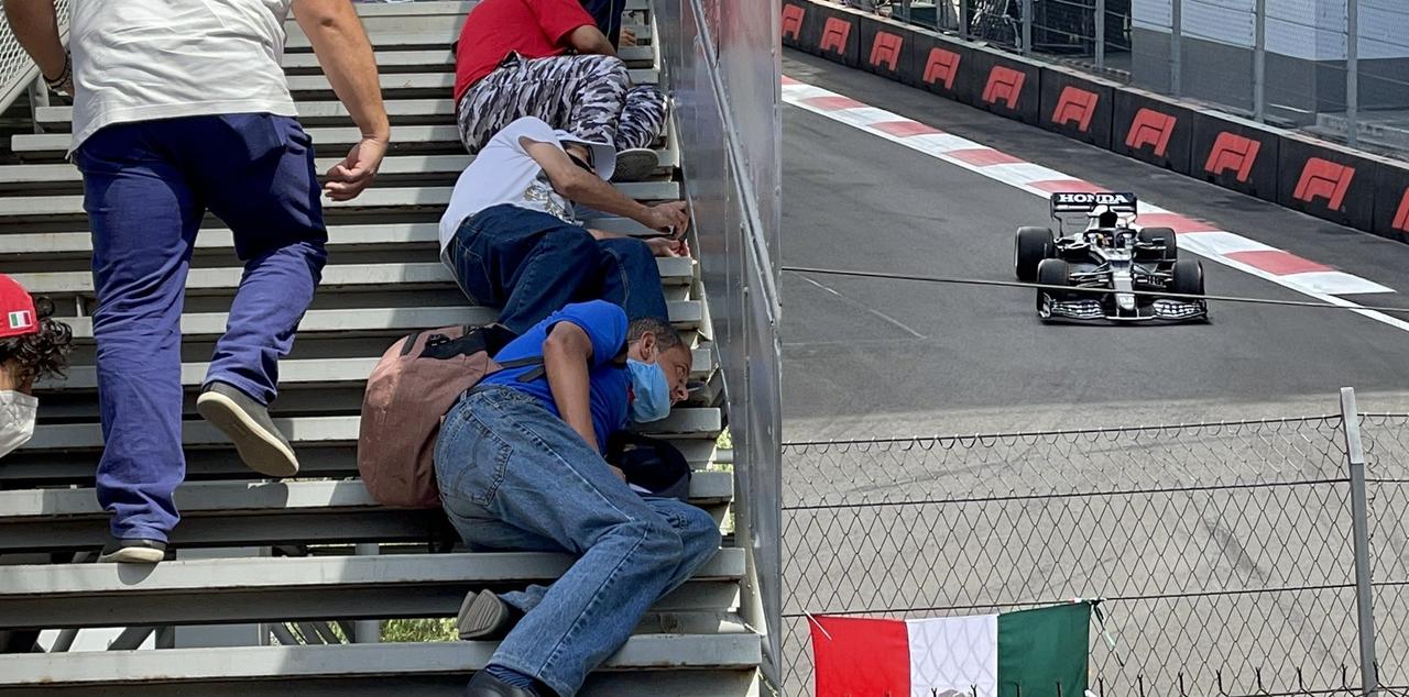 Aficionados se las arreglan con 'ingenio mexicano' para ver la  F1 desde puente peatonal