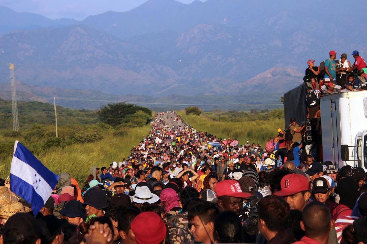La caravana migrante avanza con cansacio por Oaxaca