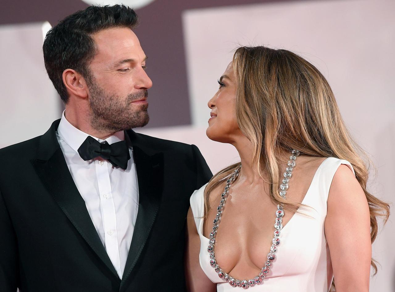 Así fue la romántica despedida de Ben Affleck a Jennifer Lopez en aeropuerto