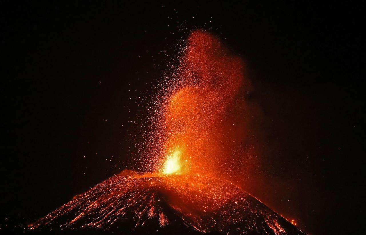 La lava del volcán de La Palma llega a una playa cercana a la fajana