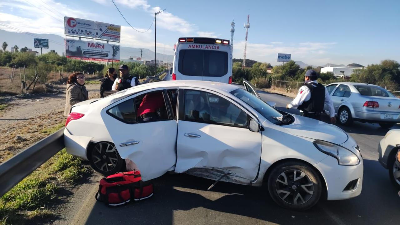 Se impacta contra barra metálica y una persona resulta lesionada en carretera Saltillo- Monterrey