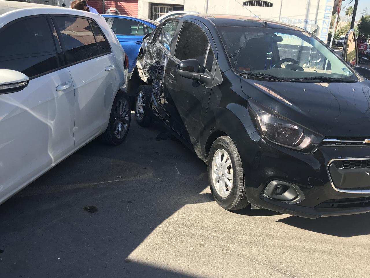 Autobús impacta a vehículo sedán y lo proyecta contra auto estacionado en Torreón