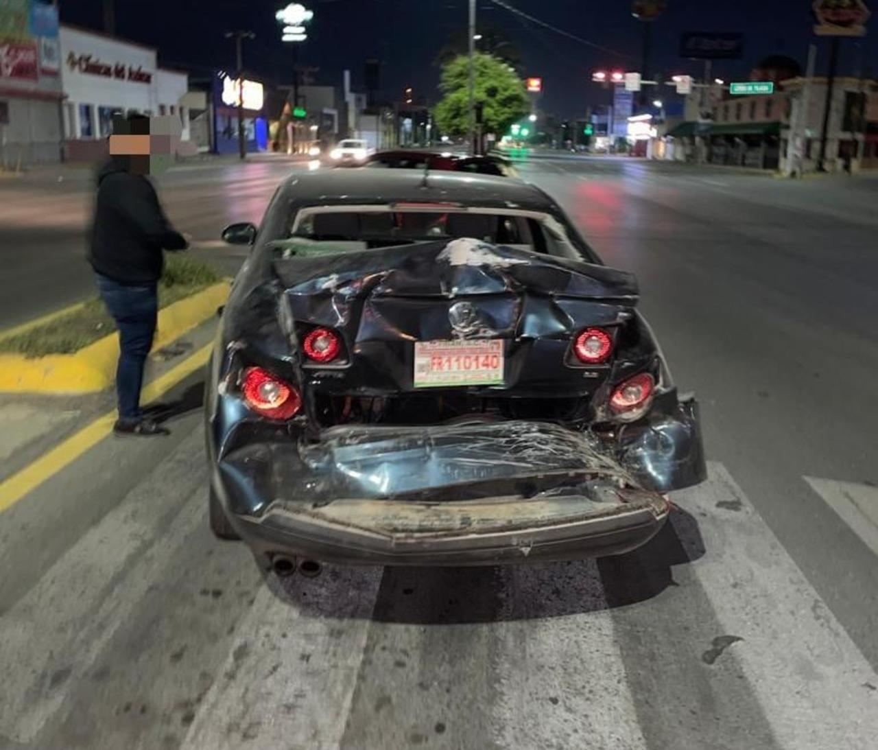 Camión de carga choca por alcance a vehículo en Torreón y deja un lesionado